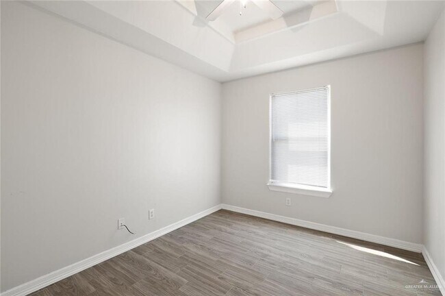Building Photo - 11 E McIntyre St