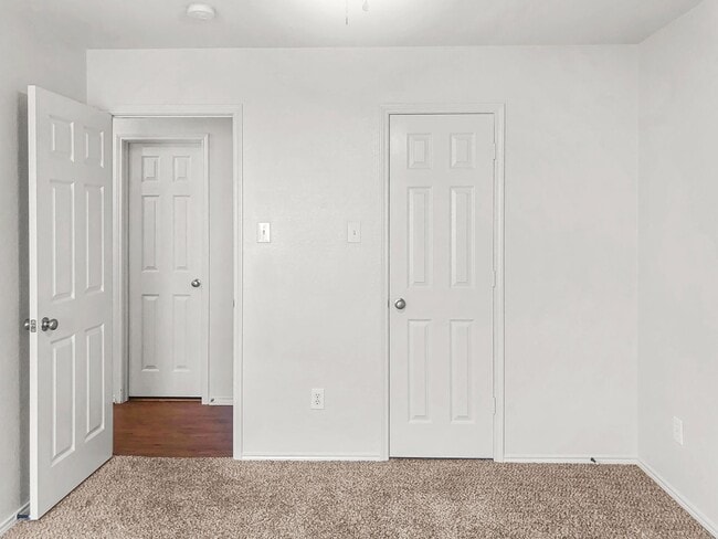 Building Photo - Spacious 1 Story Home!