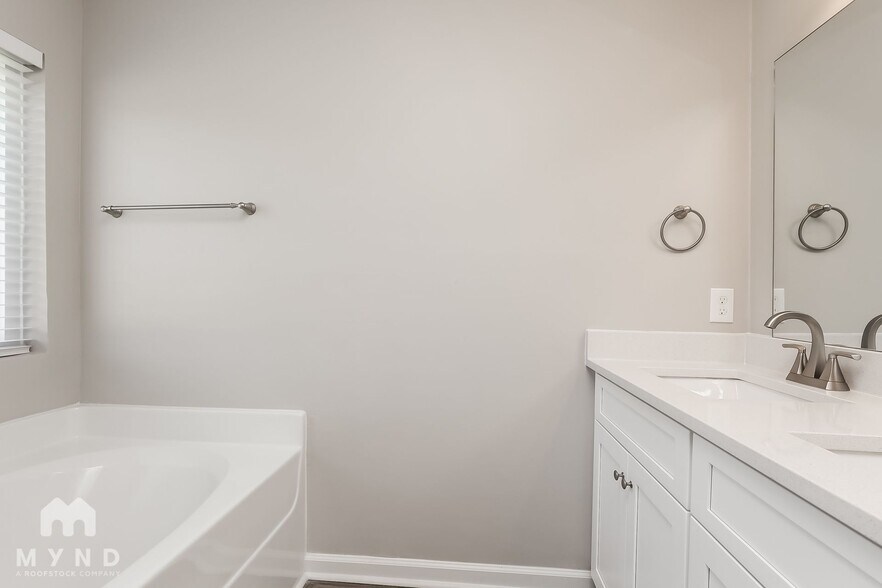 Building Photo - 4917 Hickory Woods E