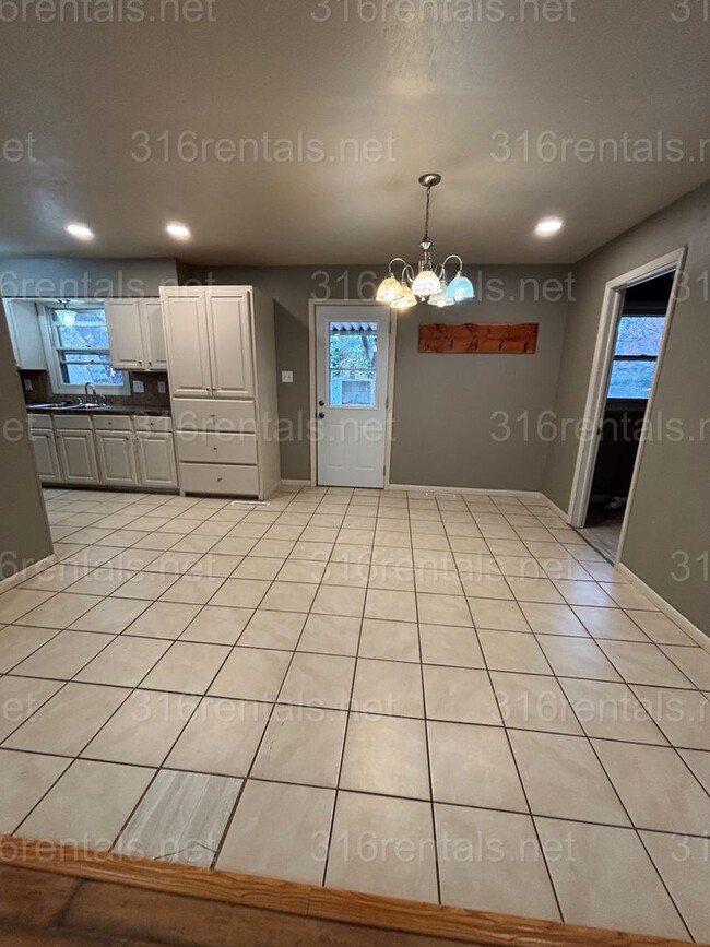 Building Photo - 3 bedroom 2 bathroom rental available NOW!