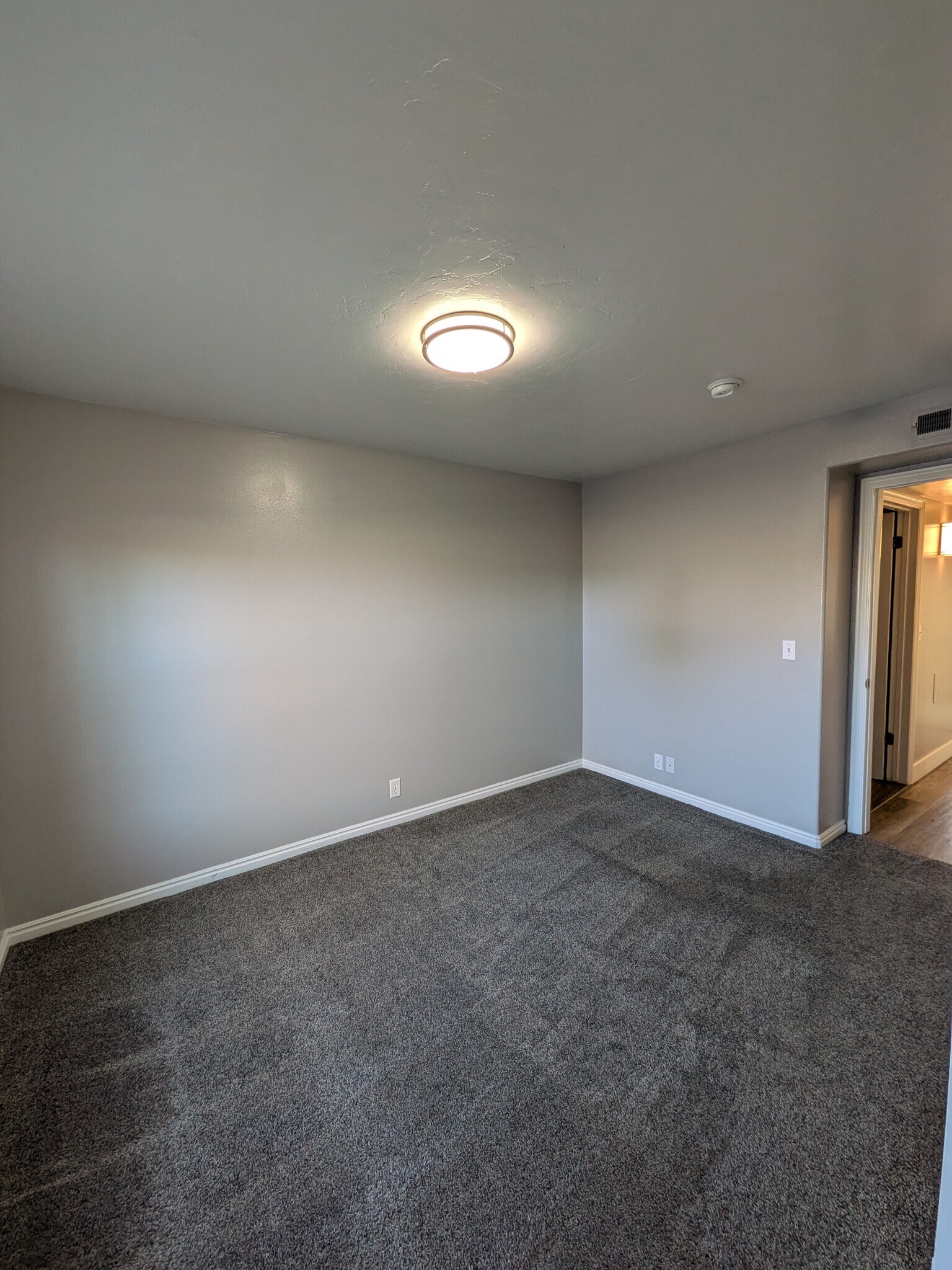 Building Photo - 1050 S Orem Blvd