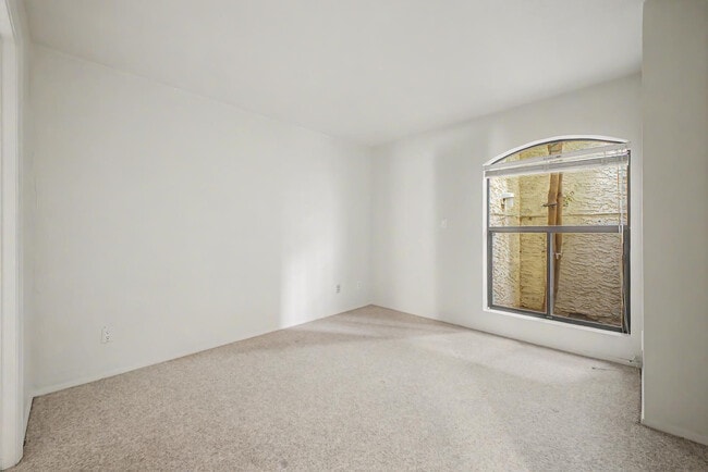 Building Photo - 5736 N 25th St