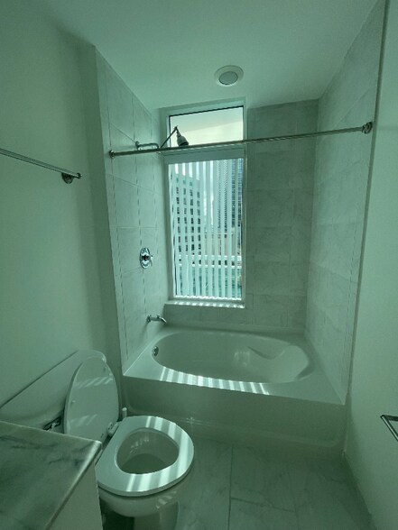Building Photo - 950 Brickell Bay Dr
