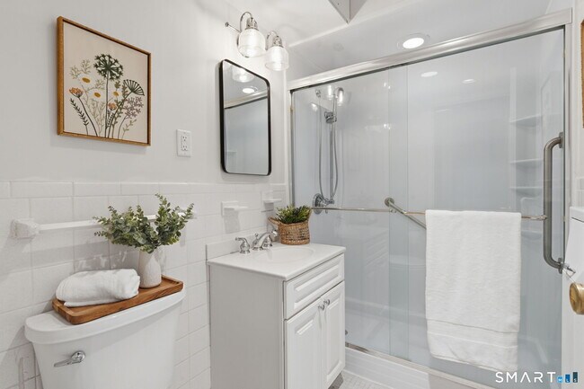 Building Photo - 887 Farmington Ave