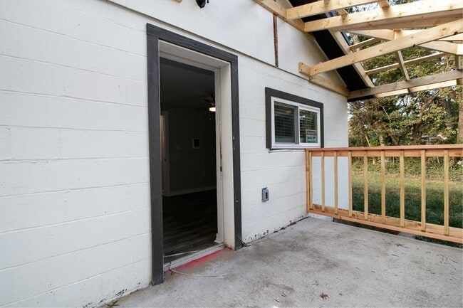 Building Photo - 510 Diuguid St