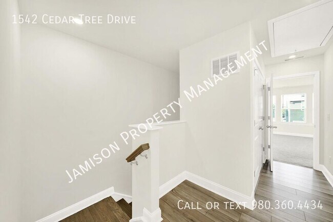 Building Photo - 1542 Cedar Tree Dr