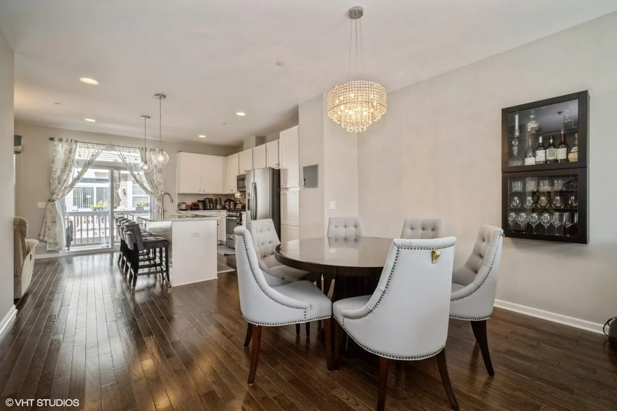 Building Photo - 850 Lexington Cir W