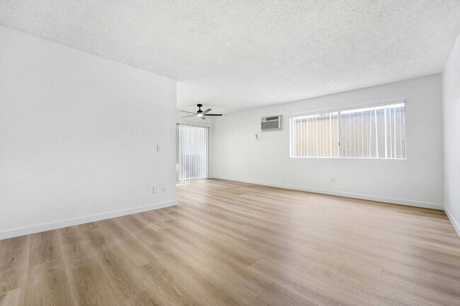 Building Photo - 930 N Martel