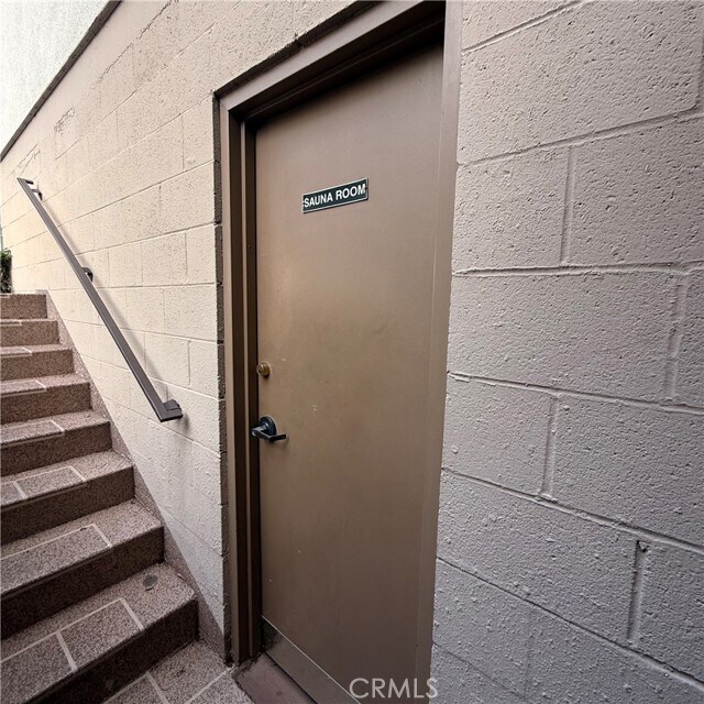 Building Photo - 12801 Moorpark St