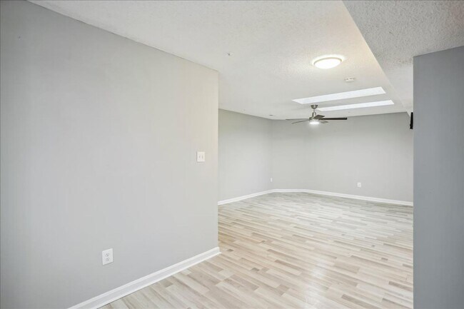 Building Photo - Great 3+2+ Loft in Germantown!
