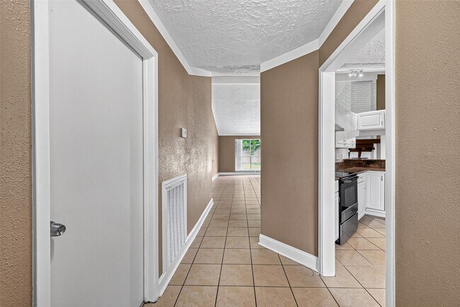 Building Photo - 15815 Thistledew Dr