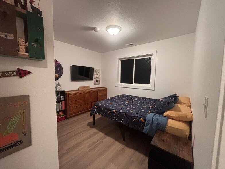 Building Photo - 2451 W Snowcrest Dr