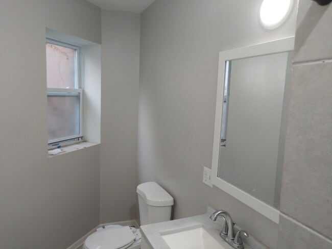Building Photo - 6219 S Rhodes Ave