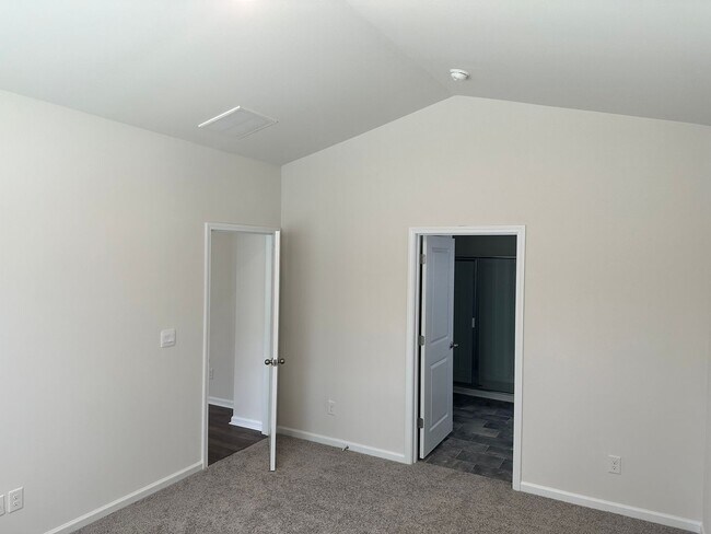 Building Photo - Gourgeous Brand New 4 bedroom Home near La...