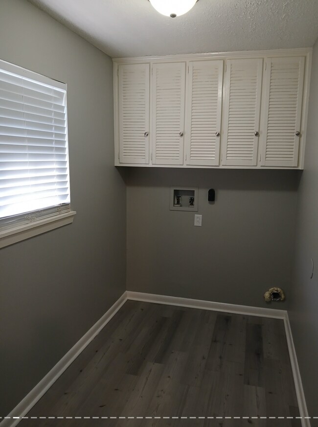 Building Photo - AVAILABLE NOW! MOVE IN READY! CONTACT US T...