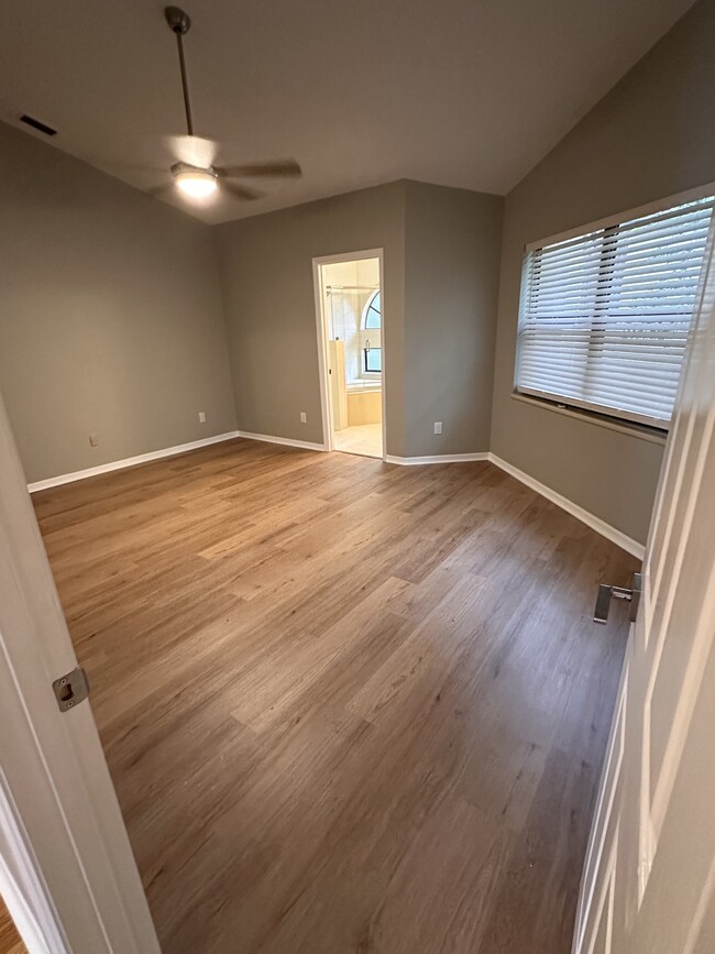 Main bedroom with en suite - 2912 Lake Pineloch Blvd