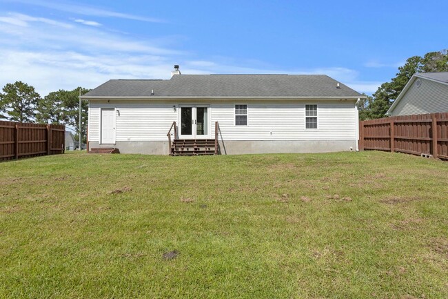 Building Photo - 3 bedroom with garage available in June!
