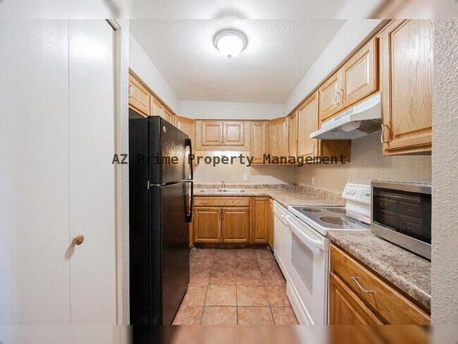 Building Photo - 2411 W Hazelwood St