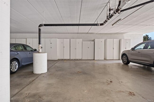 Parking garage for 1 car with closet space - 3421 Calle Azul