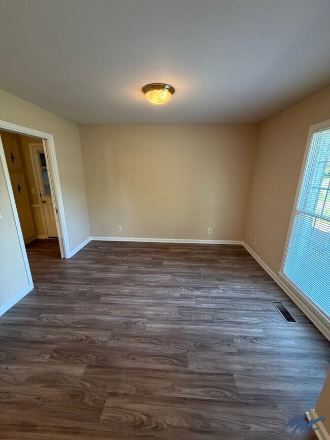 Building Photo - 1600 Parklawn Dr