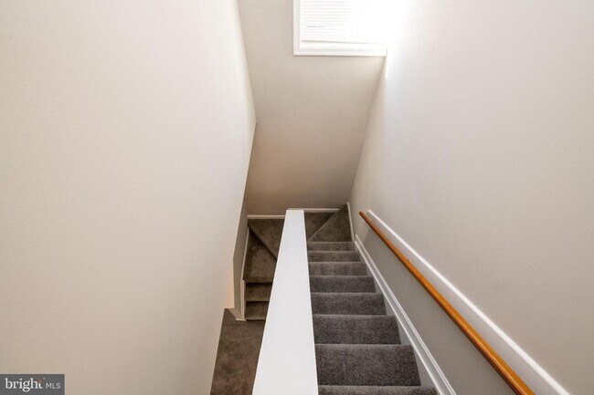 Building Photo - 3 Bed 1 Bath Renovated Townhouse