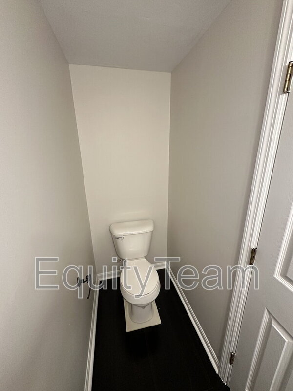 Building Photo - 9400 White Pine Dr