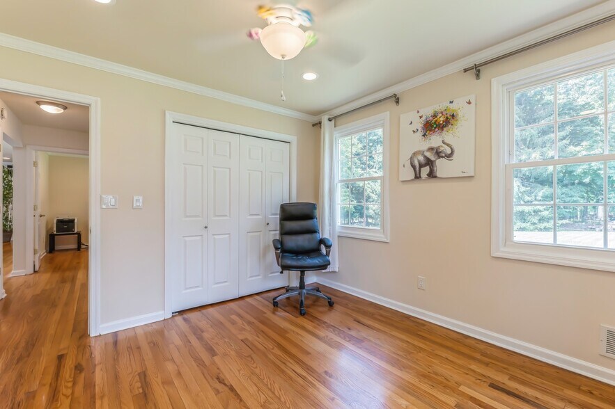 Building Photo - 558 Baylor Ave