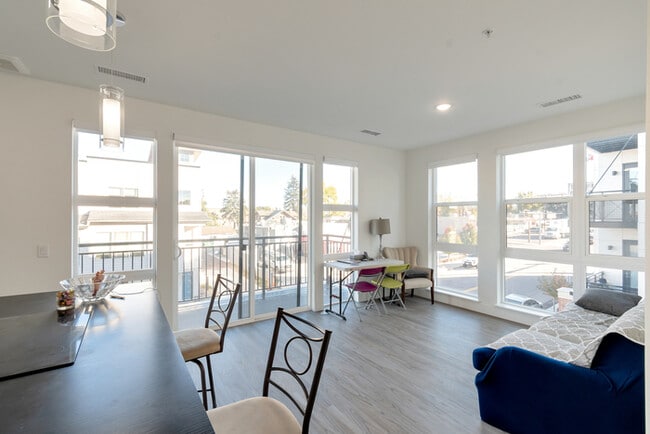 Building Photo - Modern Condo in Englewood with a view!