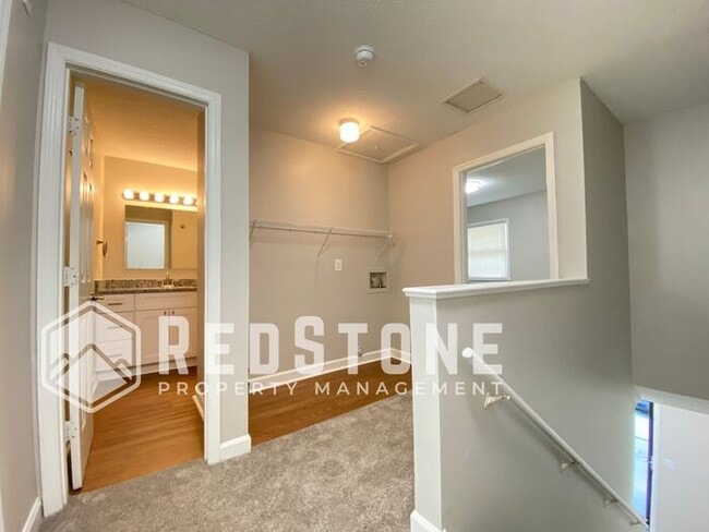 Building Photo - 2 Bedroom, 1.5 Bath - Townhouse
