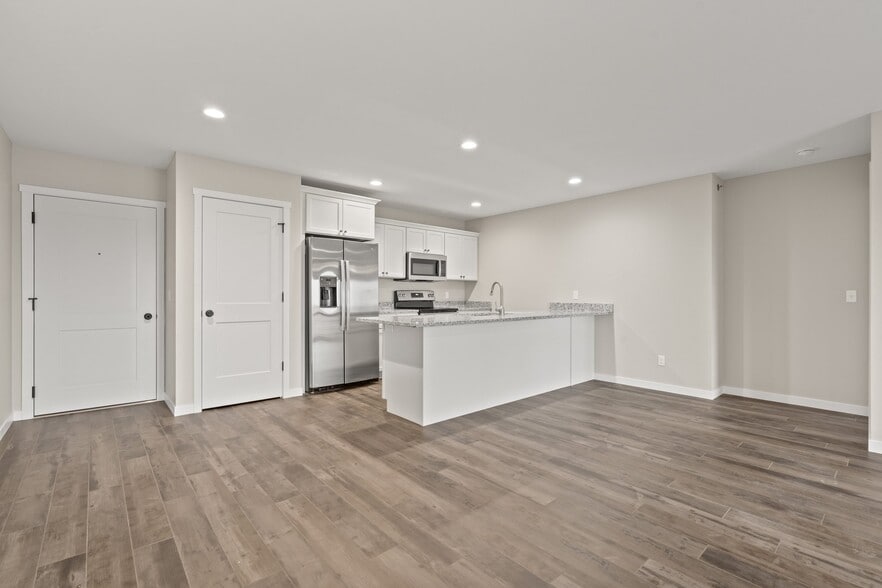 Building Photo - 7036 Crosvik Ct