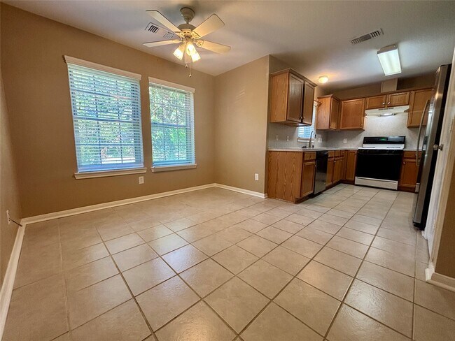 Building Photo - 3815 Maple Dr