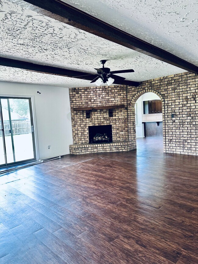 Building Photo - 4004 S Maple Ave