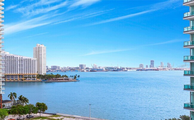 Building Photo - 1300 Brickell Bay Dr