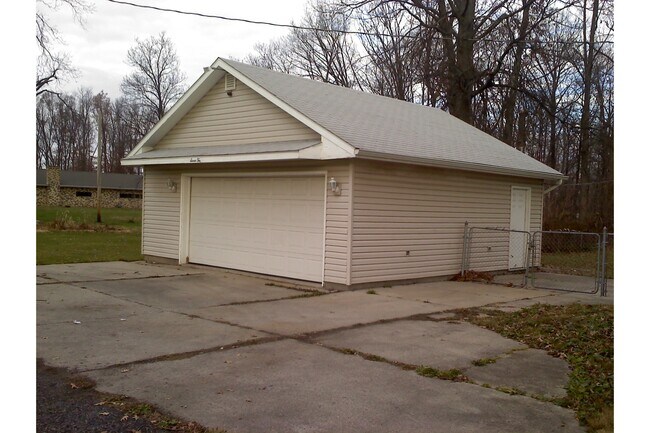 Building Photo - 710 W Robb Ave