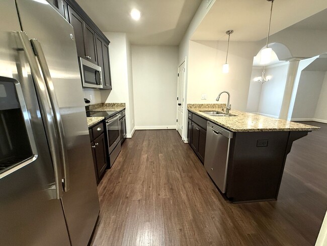 Building Photo - Spacious 2 Bed / 2 Bath Condo in the Heart of Middletown