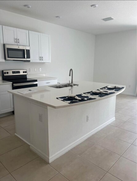 Building Photo - 8445 Lunar Skye St