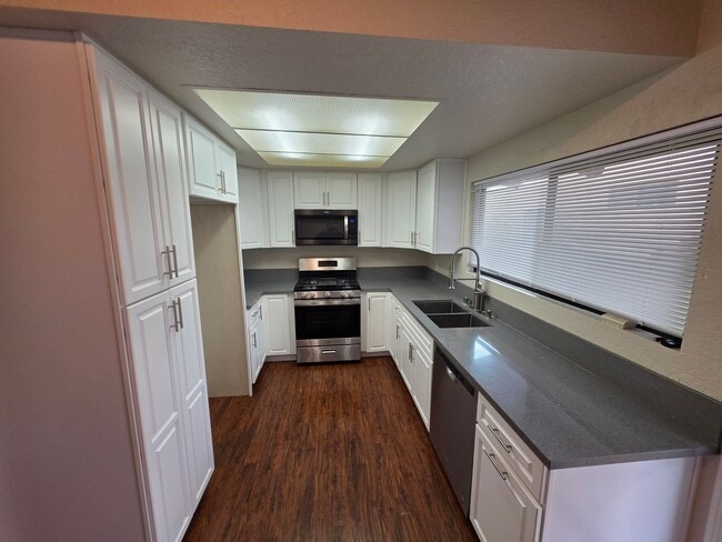 Building Photo - Beautiful 3 Bed, 2 Bath condo with 2 car garage & laundry