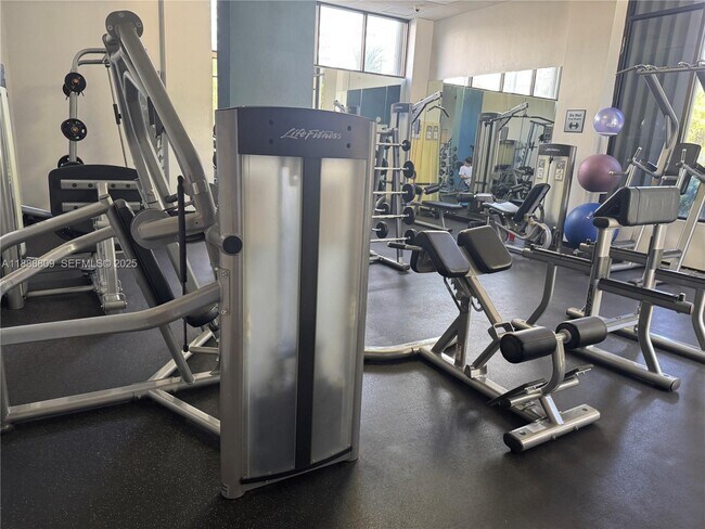 Building Photo - 100 Bayview Dr