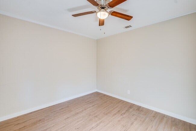 Building Photo - Bright 2 Bedroom Apartment Unit A