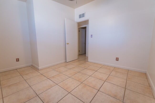 Building Photo - 4 Bedroom, 1½ Bath Home with Central A/C, ...