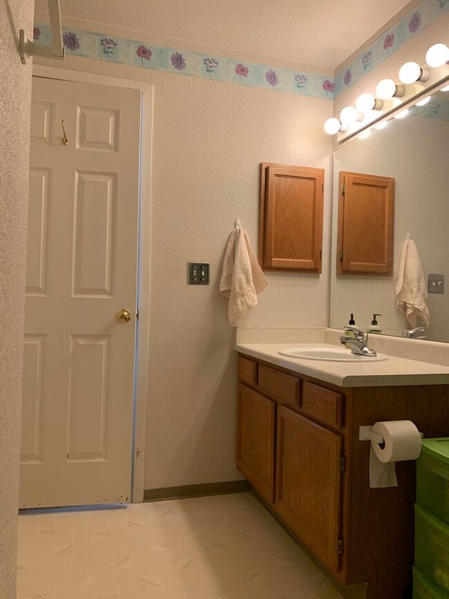 Building Photo - 2BD 2Bath Condo Close to CSU