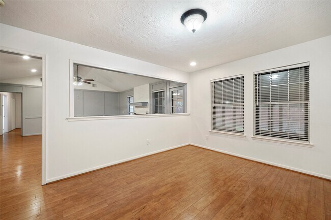 Building Photo - 523 S Rivershire Dr