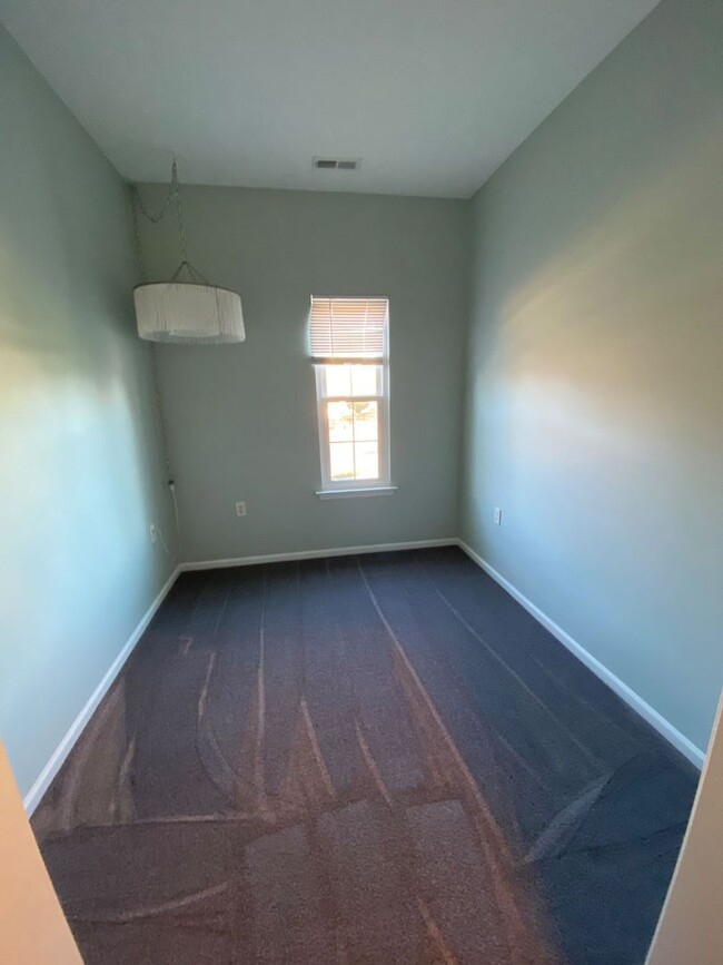 Building Photo - Rent Special Alert! Move in by 01/15 and e...