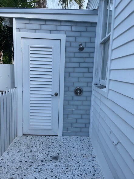 outdoor shower - 1102 Pearl St