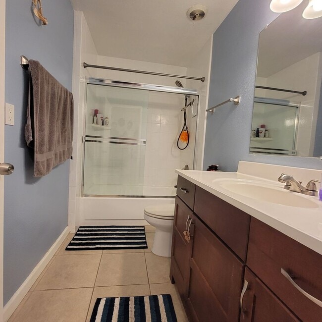 Building Photo - Spacious 2 bedroom 1 bathroom Condo with L...