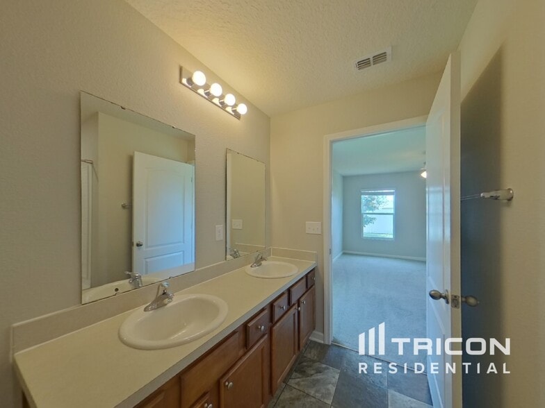 Building Photo - 2072 Pebble Point Dr