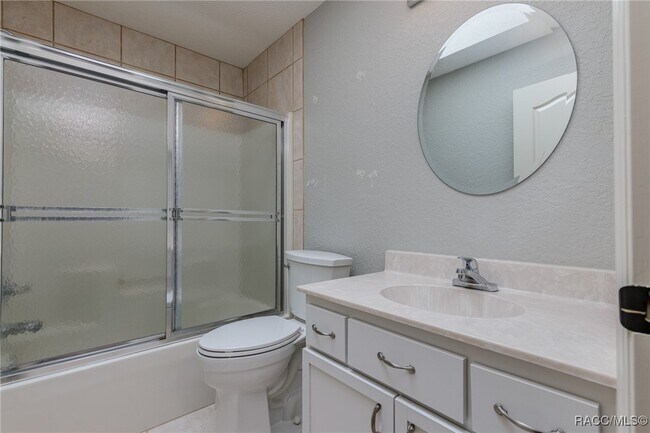 Building Photo - 320 N Fresno Ave