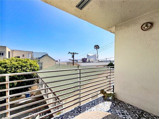 Building Photo - 1129 Larrabee St
