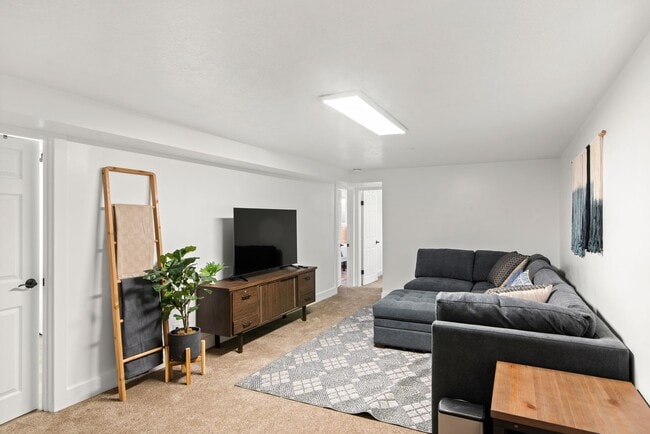 Building Photo - 940 E Buddlea Dr
