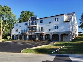 Building Photo - Highland Common/Primrose Lane